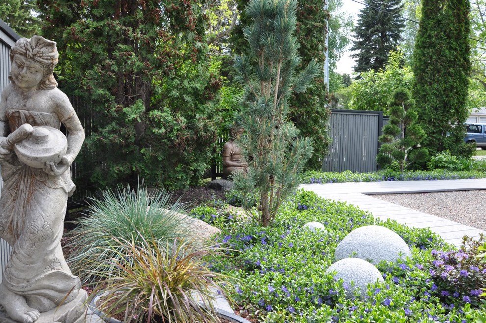 Идея дизайна: регулярный сад среднего размера на заднем дворе в восточном стиле с покрытием из гравия