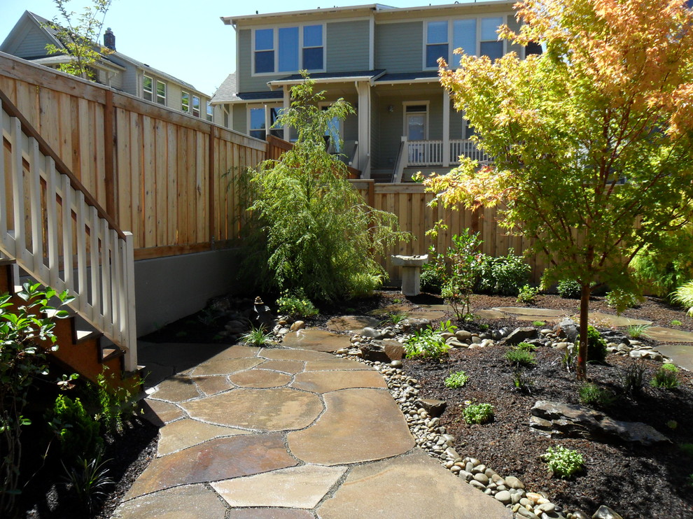 Стильный дизайн: маленький солнечный участок и сад на заднем дворе в восточном стиле с хорошей освещенностью и покрытием из каменной брусчатки для на участке и в саду - последний тренд