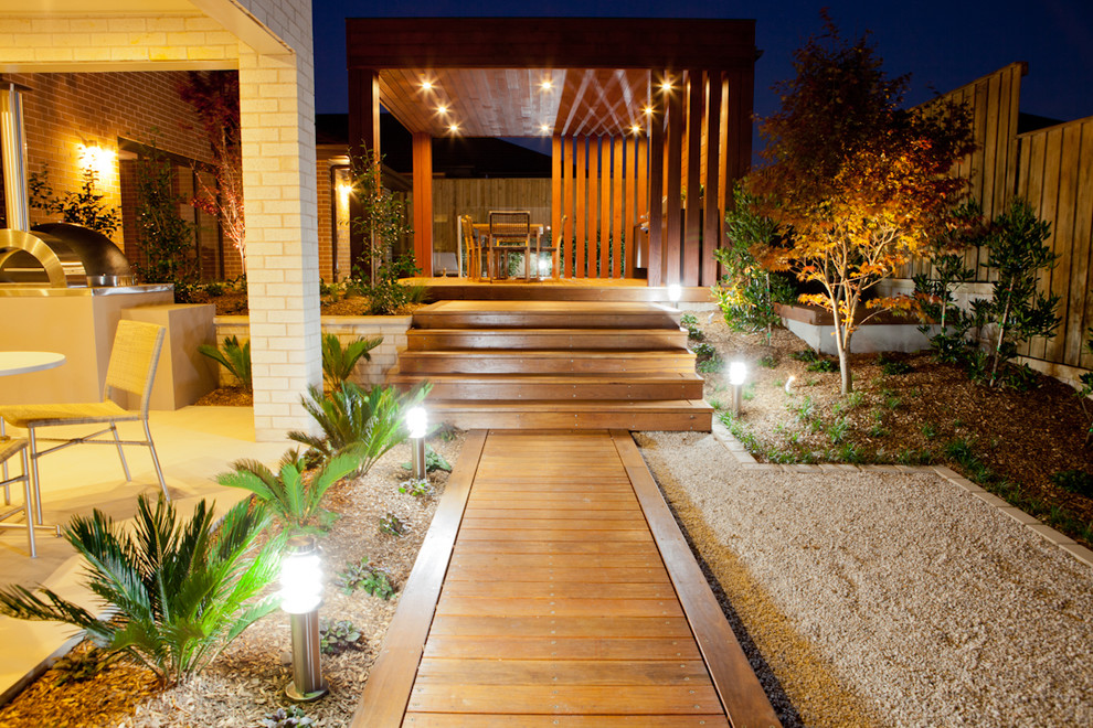 Idée de décoration pour un jardin arrière asiatique avec une terrasse en bois.