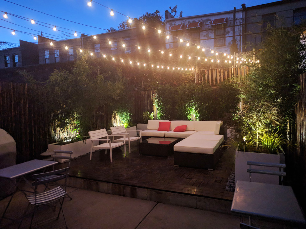 Inspiration pour un jardin en pots arrière asiatique de taille moyenne et l'automne avec une exposition partiellement ombragée et une terrasse en bois.