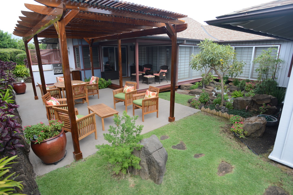 Geometrischer, Mittelgroßer, Halbschattiger Asiatischer Garten neben dem Haus, im Sommer mit Wasserspiel und Dielen in Hawaii