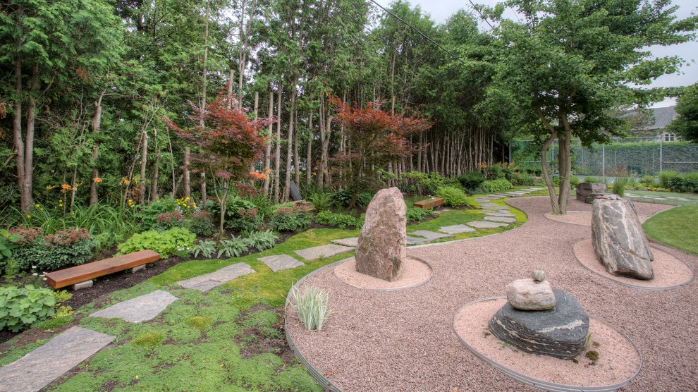 Cette image montre un grand aménagement d'entrée ou allée de jardin arrière asiatique l'été avec une exposition ensoleillée et des pavés en pierre naturelle.