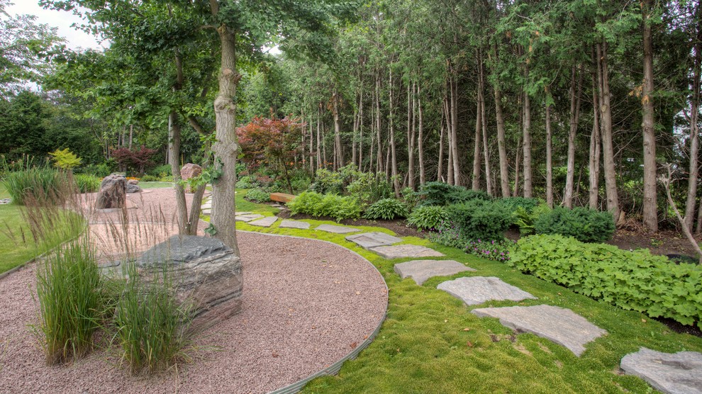 Immagine di un grande giardino etnico esposto in pieno sole dietro casa in estate con un ingresso o sentiero e pavimentazioni in pietra naturale