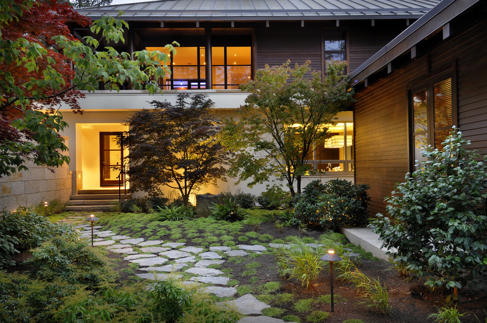 На фото: тенистый японский сад на переднем дворе в восточном стиле с покрытием из каменной брусчатки