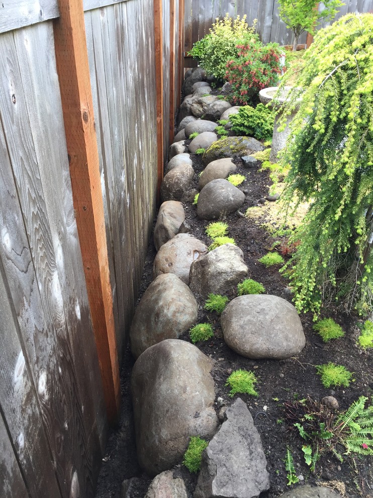 Стильный дизайн: маленький участок и сад на заднем дворе в восточном стиле с покрытием из каменной брусчатки для на участке и в саду - последний тренд
