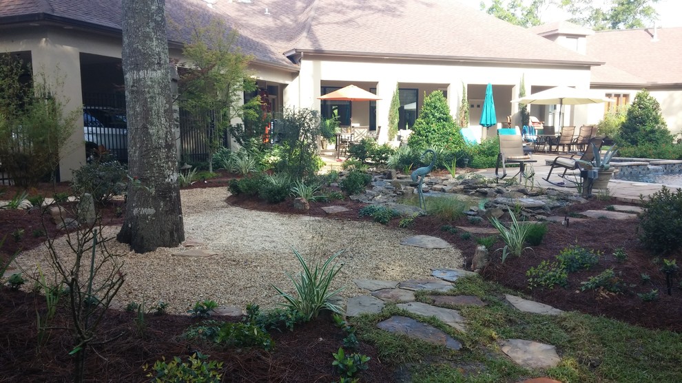 Foto de jardín de estilo zen de tamaño medio en patio trasero con estanque, exposición parcial al sol y gravilla