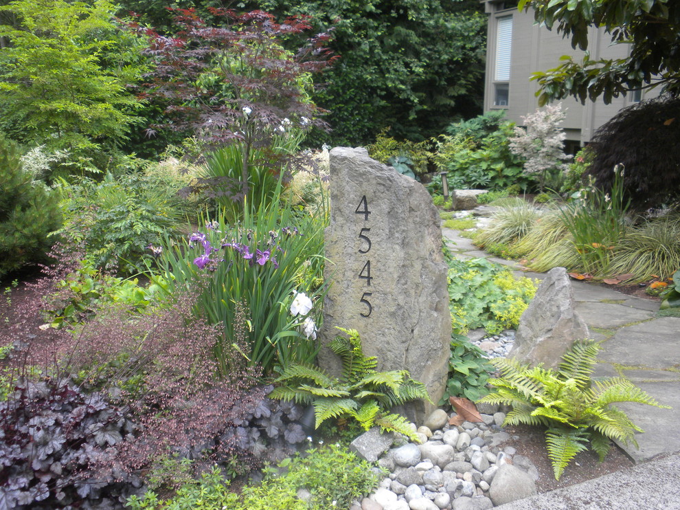 Modelo de jardín de estilo zen de tamaño medio en verano en patio delantero con adoquines de piedra natural y exposición reducida al sol