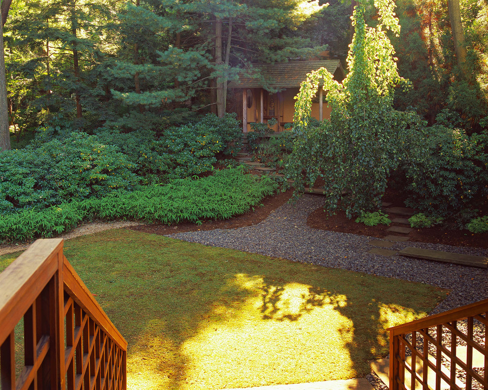 Immagine di un giardino etnico in ombra dietro casa con passi giapponesi
