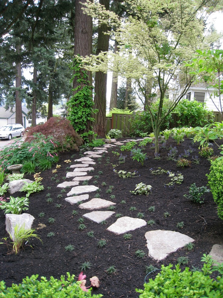 Foto di un giardino etnico in ombra di medie dimensioni e davanti casa in primavera con un ingresso o sentiero e pavimentazioni in pietra naturale