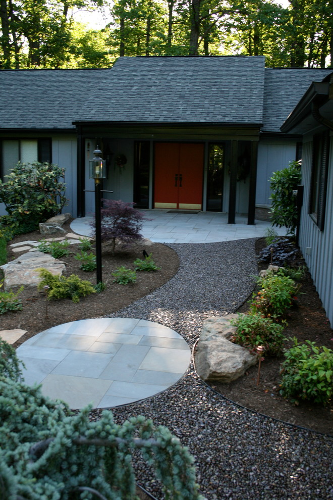 Ispirazione per un giardino etnico esposto a mezz'ombra di medie dimensioni e davanti casa con pavimentazioni in pietra naturale