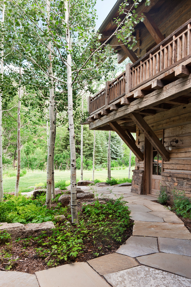 Geräumiger Rustikaler Gartenweg im Sommer, hinter dem Haus mit direkter Sonneneinstrahlung und Natursteinplatten in Denver