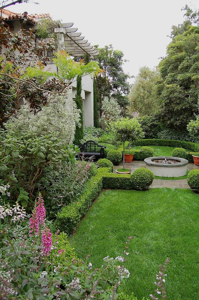 This is an example of an eclectic landscaping in Los Angeles.