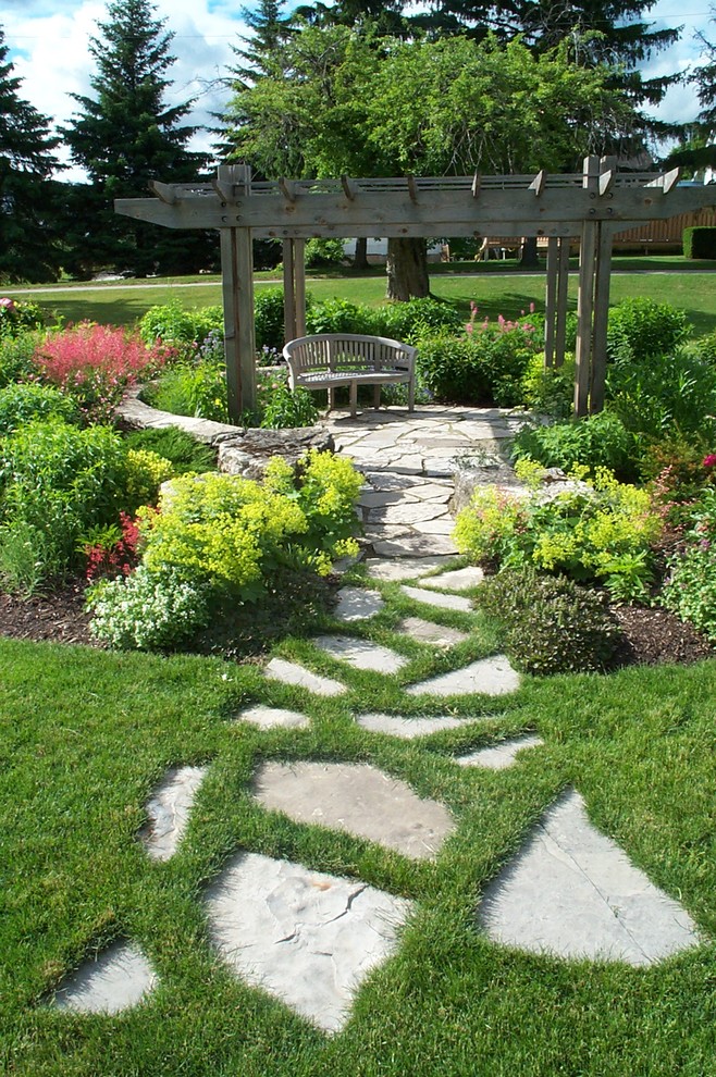 Стильный дизайн: большой летний участок и сад на заднем дворе в современном стиле с покрытием из каменной брусчатки и полуденной тенью - последний тренд
