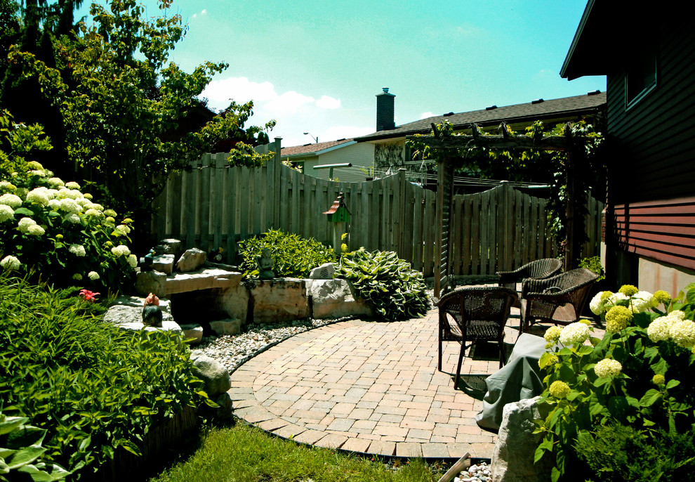 Источник вдохновения для домашнего уюта: большой солнечный участок и сад на заднем дворе в классическом стиле с хорошей освещенностью и мощением клинкерной брусчаткой