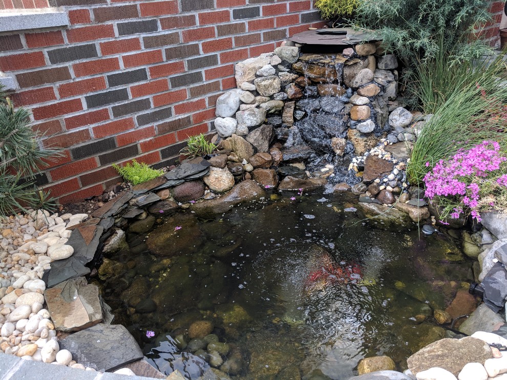 Modelo de jardín clásico de tamaño medio con estanque