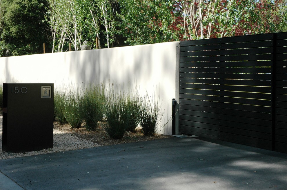 Идея дизайна: участок и сад среднего размера на переднем дворе в стиле модернизм с подъездной дорогой и покрытием из гравия
