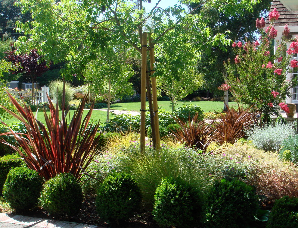 Ispirazione per un grande giardino classico esposto in pieno sole dietro casa in primavera con un ingresso o sentiero e pavimentazioni in cemento