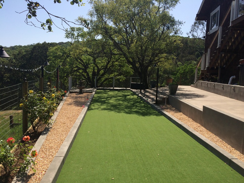Esempio di un campo sportivo esterno moderno esposto a mezz'ombra di medie dimensioni e dietro casa in estate con pavimentazioni in cemento