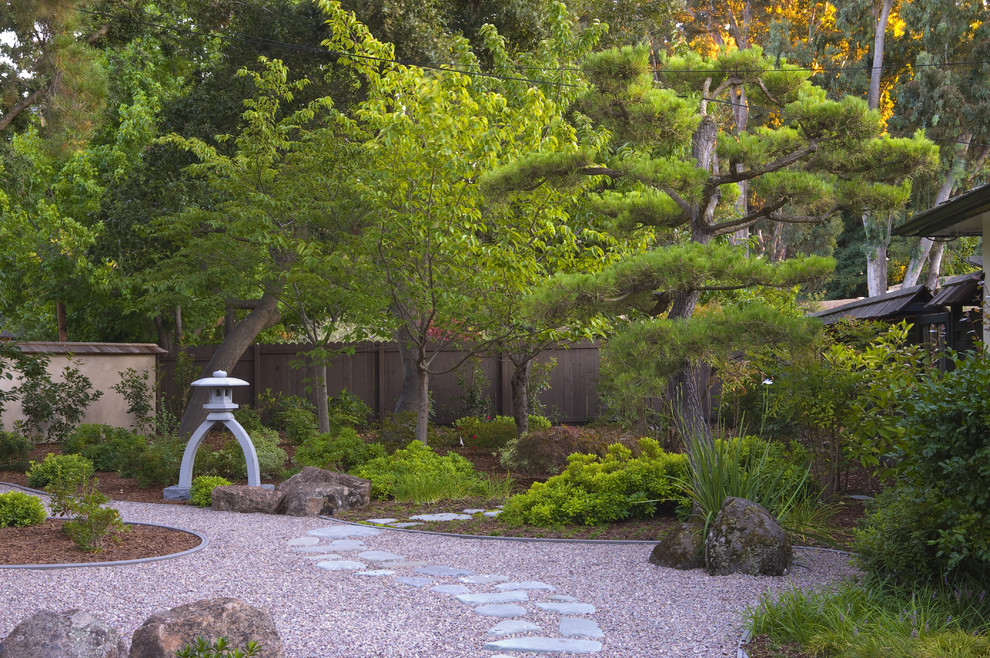 Aménagement d'un jardin arrière asiatique avec du gravier.