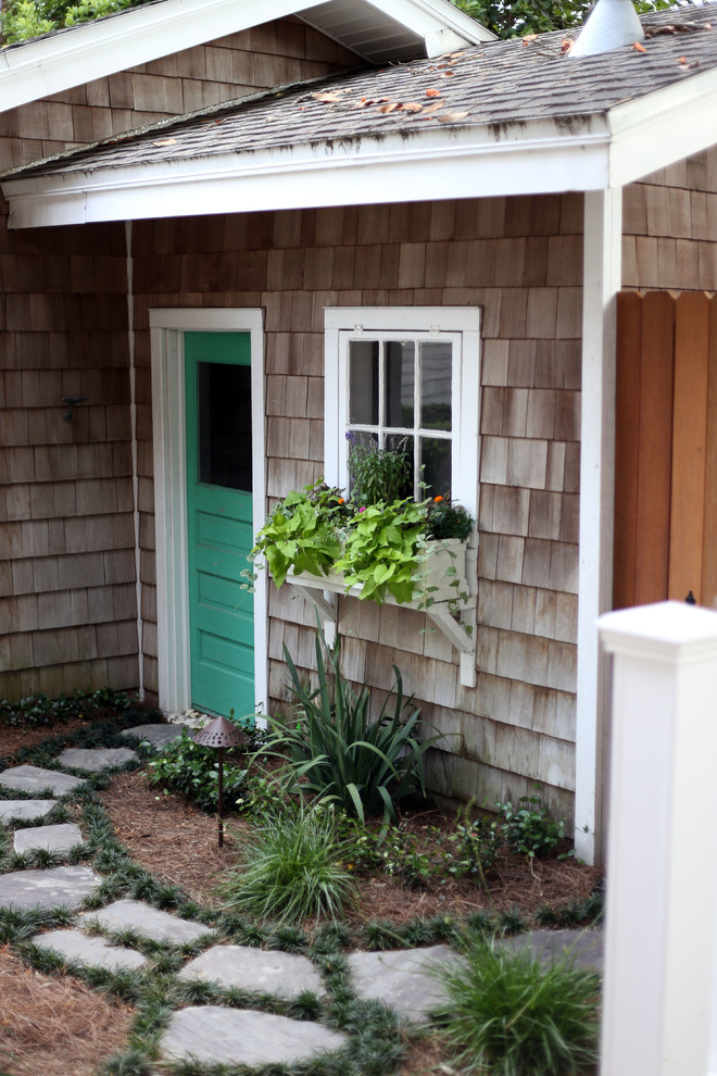 Пример оригинального дизайна: маленький тенистый участок и сад на заднем дворе в морском стиле с садовой дорожкой или калиткой и покрытием из каменной брусчатки для на участке и в саду