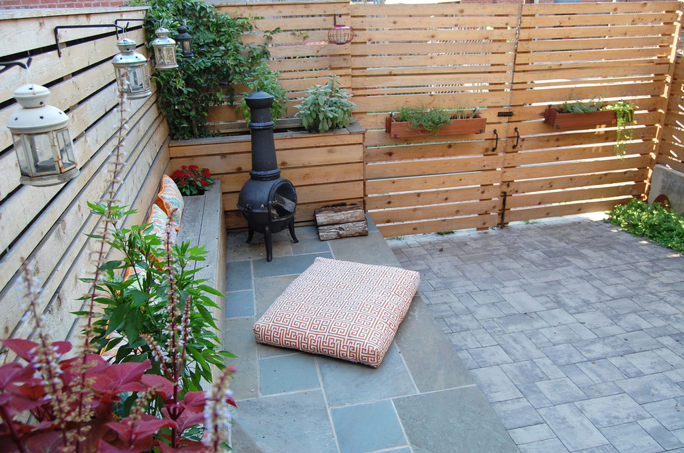 Foto de jardín actual pequeño en patio trasero con exposición parcial al sol
