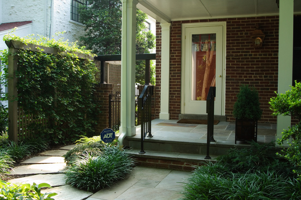 Inspiration för mellanstora klassiska verandor framför huset, med naturstensplattor