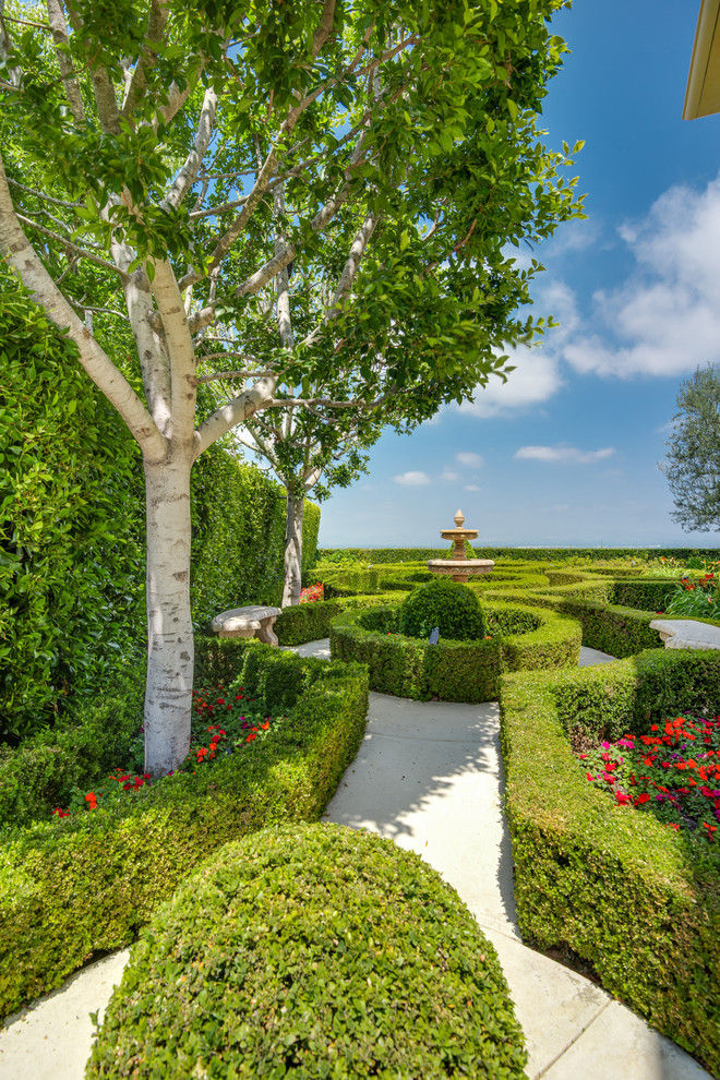 Photo of a mediterranean landscaping in Los Angeles.