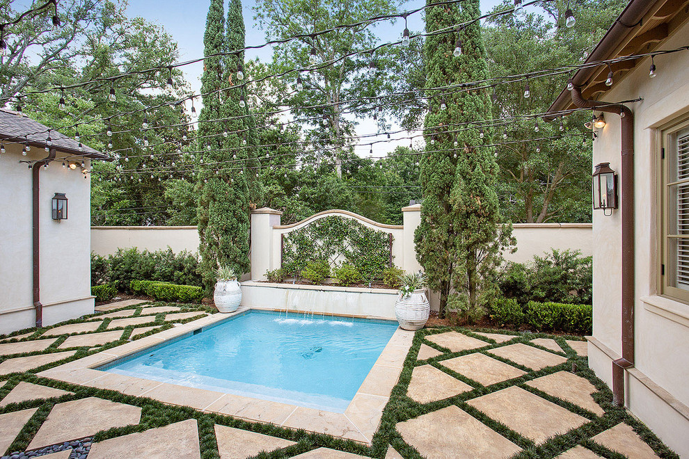 Источник вдохновения для домашнего уюта: маленький летний регулярный сад на внутреннем дворе в средиземноморском стиле с полуденной тенью и мощением тротуарной плиткой для на участке и в саду
