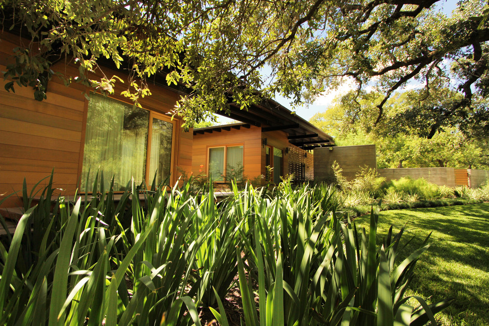 Geometrischer, Mittelgroßer Moderner Gartenweg im Sommer, hinter dem Haus mit direkter Sonneneinstrahlung und Mulch in Austin