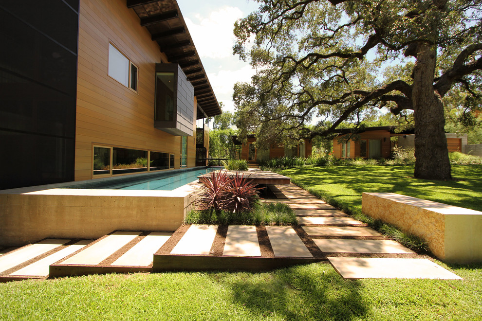 Geometrischer, Mittelgroßer Moderner Gartenweg hinter dem Haus, im Sommer mit direkter Sonneneinstrahlung und Natursteinplatten in Austin