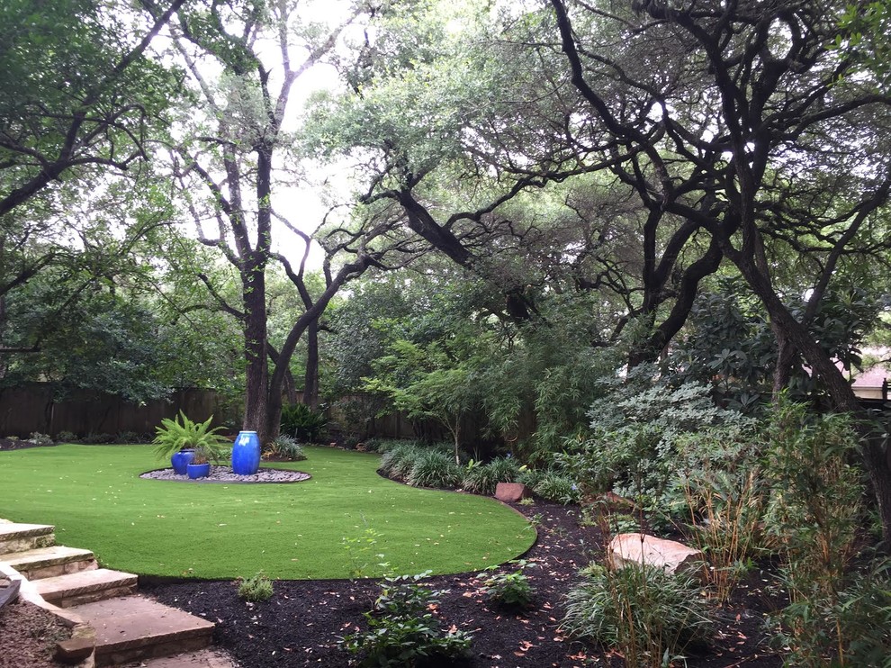 Large traditional back xeriscape partial sun garden in Austin.