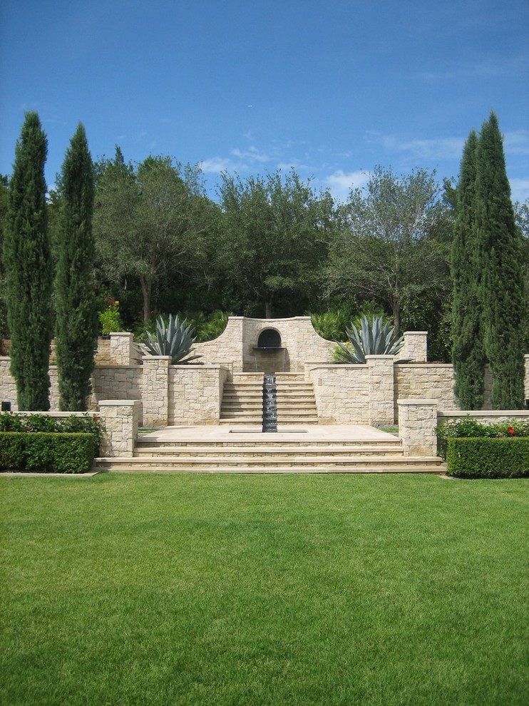 Mediterraner Garten mit Wasserspiel und direkter Sonneneinstrahlung in Austin