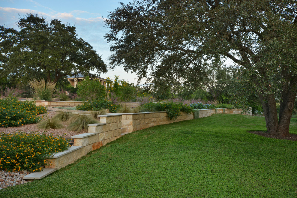 Immagine di un giardino xeriscape moderno esposto in pieno sole di medie dimensioni e davanti casa con ghiaia