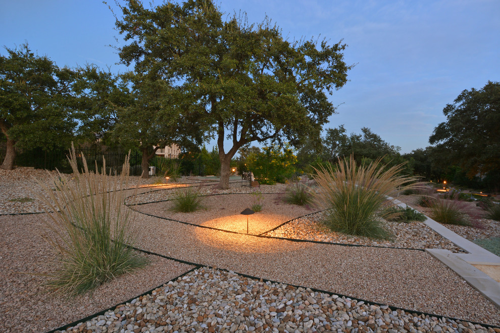 Esempio di un giardino xeriscape minimalista esposto in pieno sole di medie dimensioni e davanti casa con ghiaia