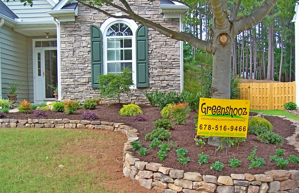 Пример оригинального дизайна: участок и сад на переднем дворе в классическом стиле с садовой дорожкой или калиткой и покрытием из каменной брусчатки