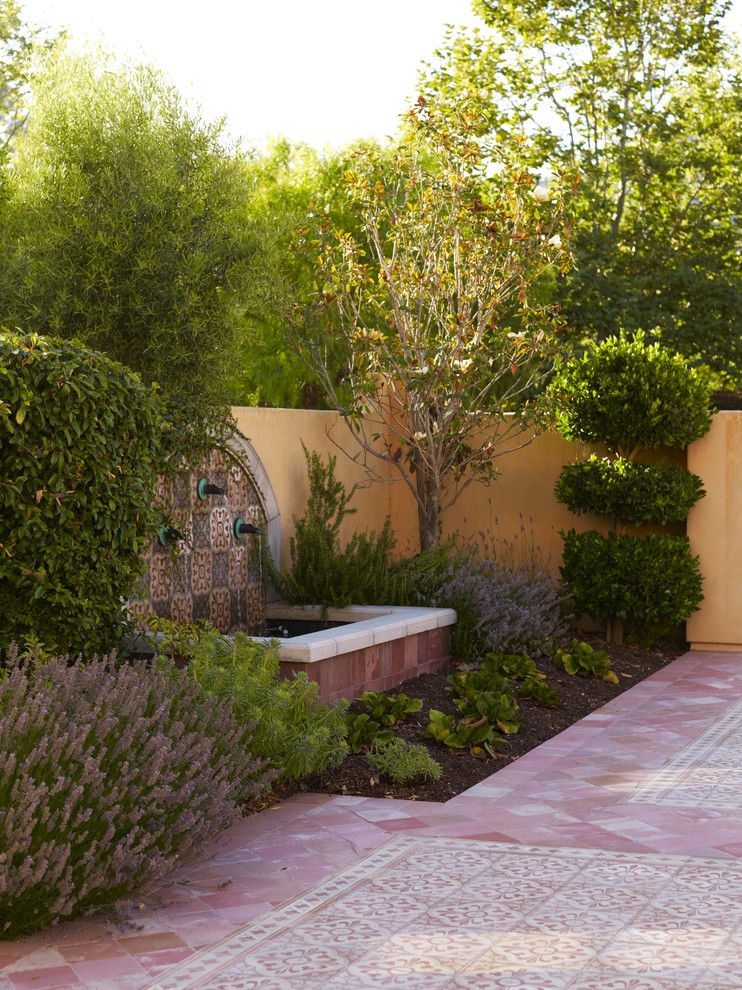 Immagine di un giardino mediterraneo in cortile con fontane