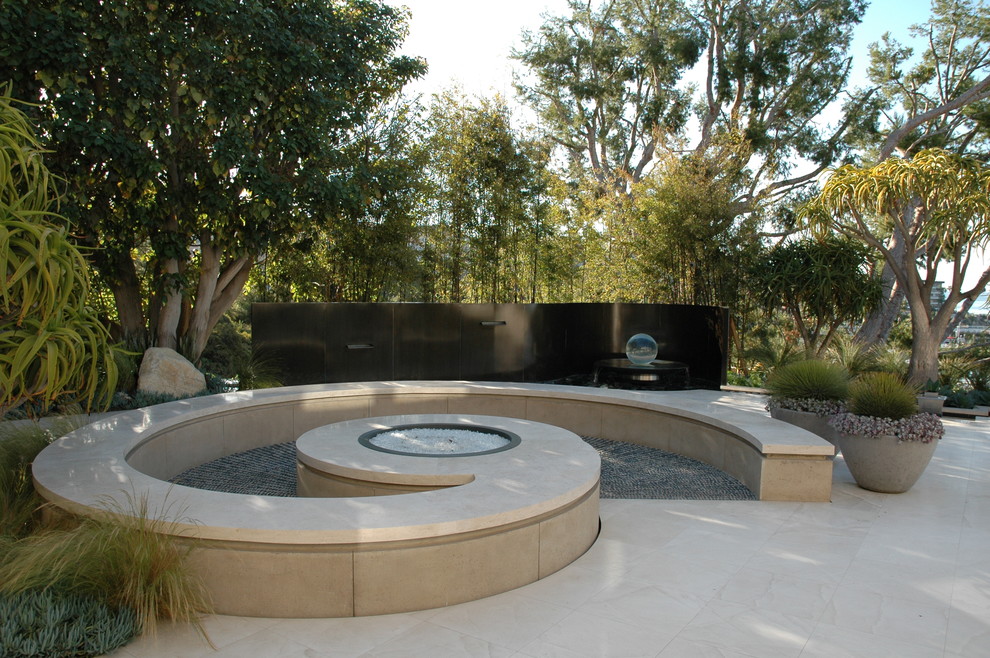 Идея дизайна: тенистый регулярный сад среднего размера на заднем дворе в современном стиле с местом для костра и покрытием из гравия