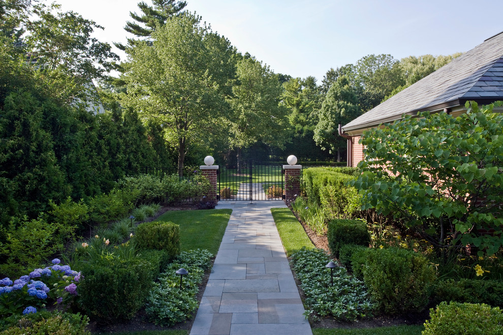 Стильный дизайн: большой участок и сад на заднем дворе в классическом стиле с полуденной тенью и мощением тротуарной плиткой - последний тренд