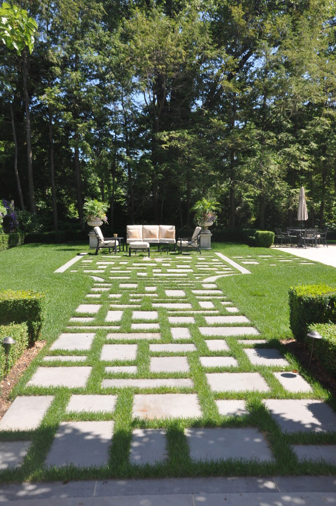 Idee per un grande giardino minimal esposto a mezz'ombra dietro casa con pavimentazioni in cemento
