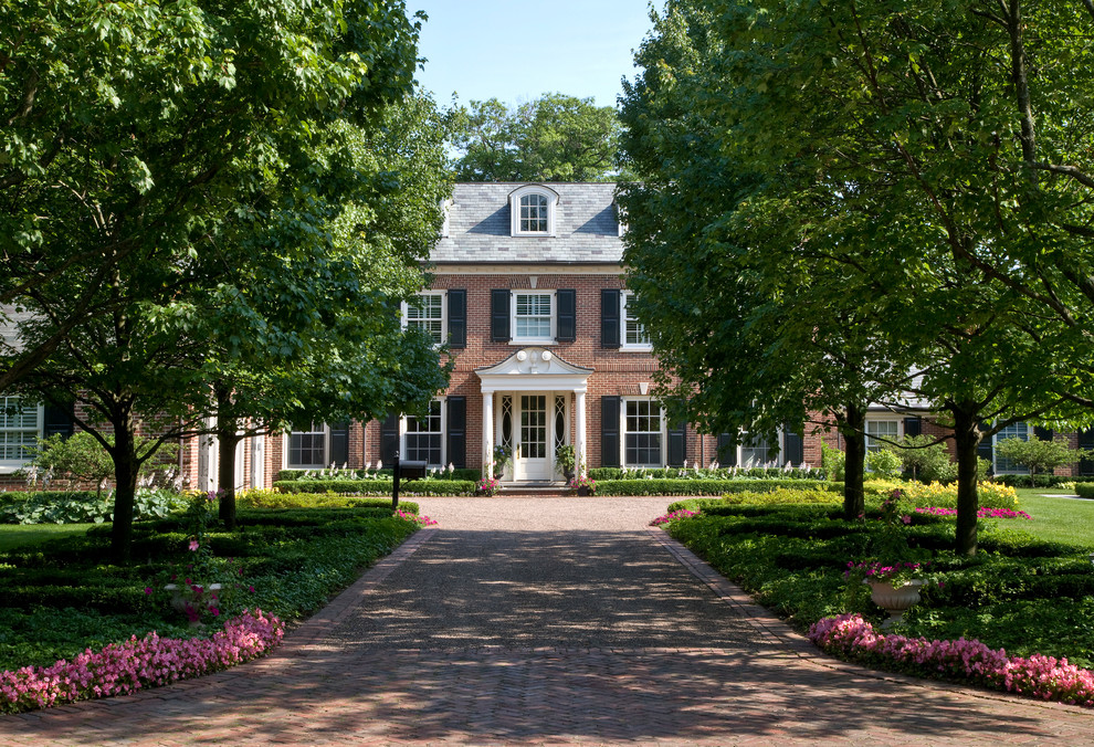Пример оригинального дизайна: участок и сад среднего размера на переднем дворе в классическом стиле с подъездной дорогой, полуденной тенью и мощением клинкерной брусчаткой