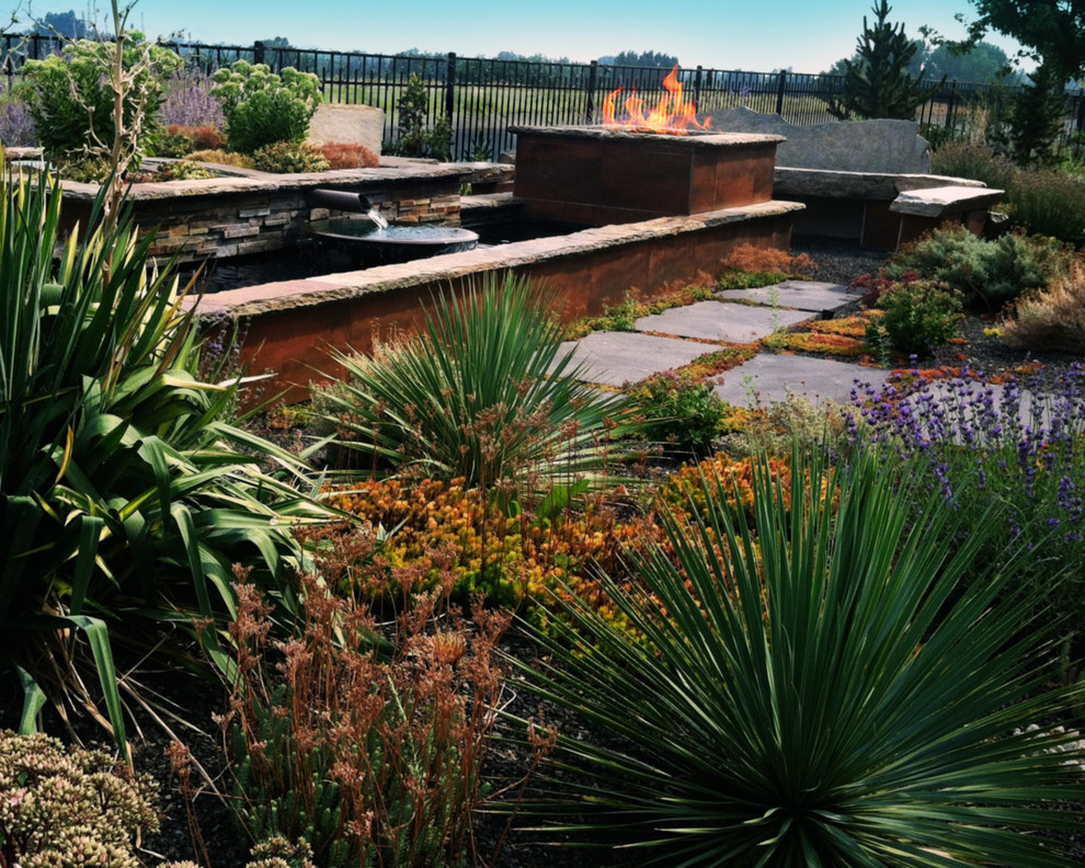 Mittelgroßer Moderner Garten hinter dem Haus mit direkter Sonneneinstrahlung, Betonboden und Feuerstelle in Boise