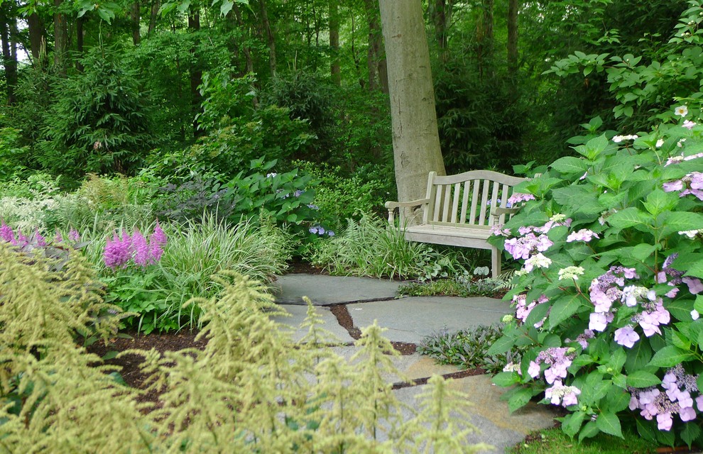 Foto di un ampio giardino classico in ombra nel cortile laterale in estate con un ingresso o sentiero e pavimentazioni in pietra naturale