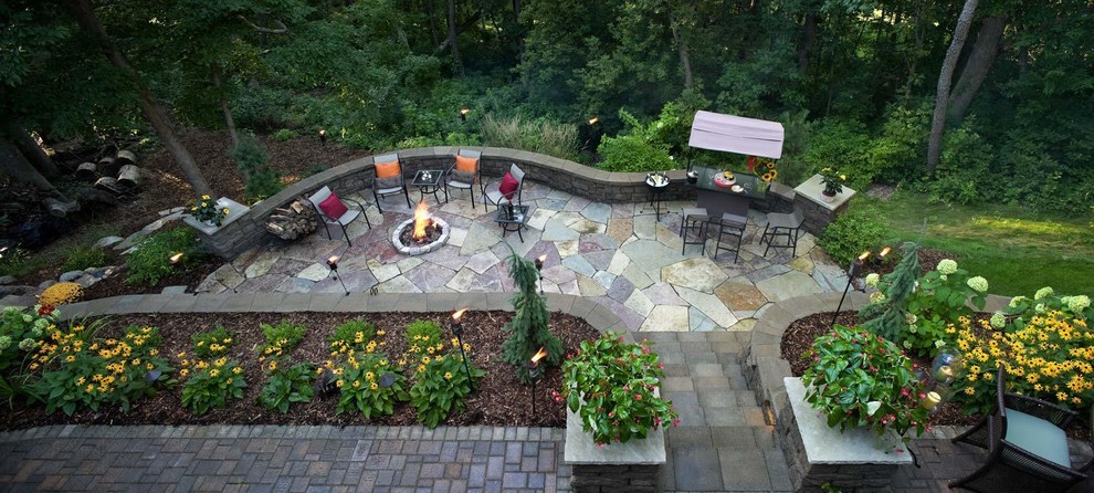 На фото: тенистый, летний участок и сад среднего размера на заднем дворе в стиле рустика с покрытием из каменной брусчатки