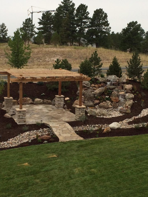 Idee per un grande laghetto da giardino stile rurale esposto in pieno sole dietro casa con pavimentazioni in pietra naturale
