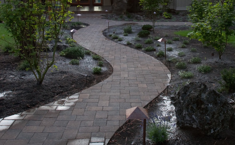 Mittelgroßer, Halbschattiger Moderner Vorgarten im Frühling mit Pflastersteinen in Portland