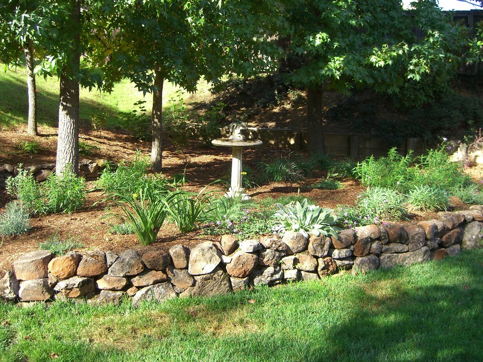 Exemple d'un jardin chic.