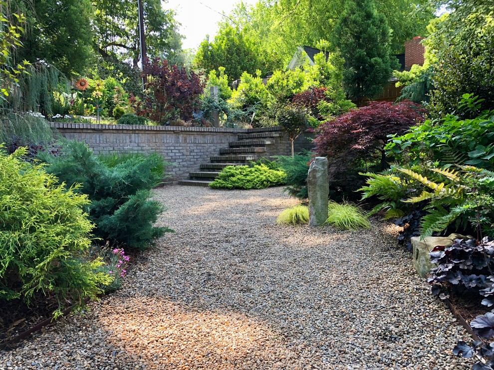 На фото: участок и сад на заднем дворе в стиле фьюжн с
