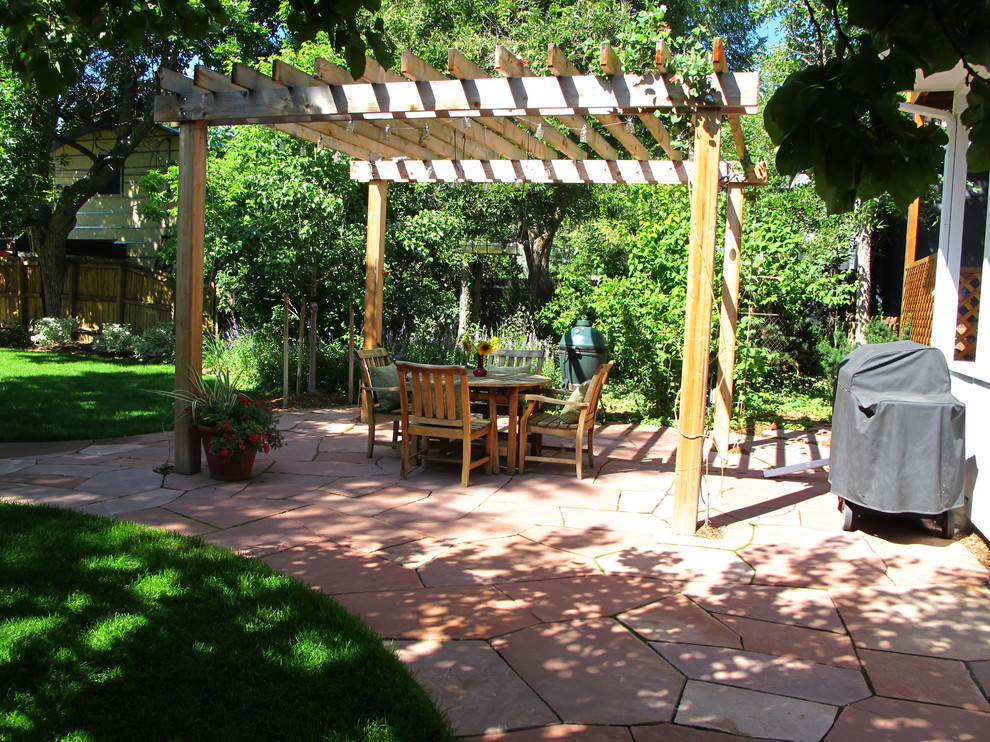 Foto di un piccolo patio o portico classico dietro casa con una pergola