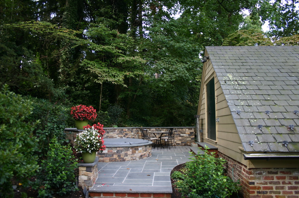 Cette photo montre un jardin arrière chic de taille moyenne et l'été avec un foyer extérieur, une exposition ensoleillée et des pavés en pierre naturelle.
