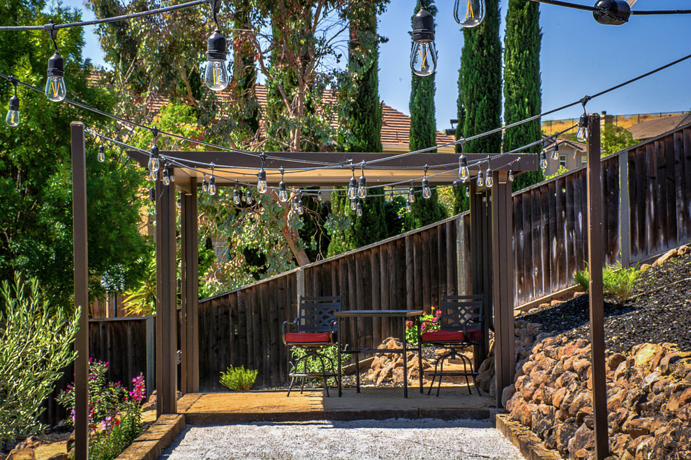 Foto di un giardino xeriscape tradizionale di medie dimensioni e dietro casa con un focolare e pacciame